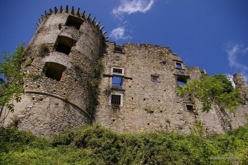 File:Castello madrignano01.jpg